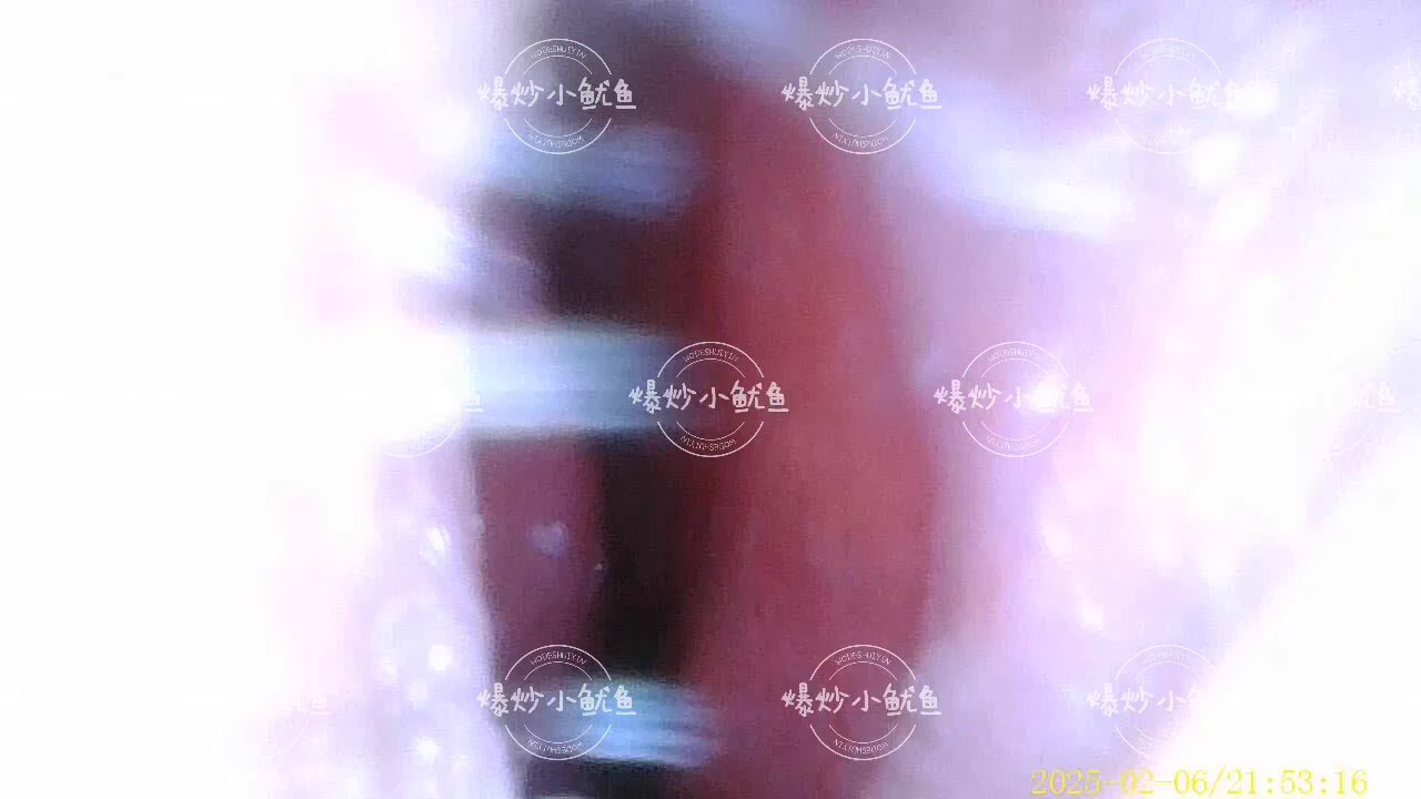 🌸鱿鱼短篇小说第二季第最终章🌸👏🏻👏🏻来咯👏🏻👏🏻🌸依旧先投个稿顺便求个关注(ღ˘︶˘ღ)投稿💌：@SexytoBaby@SexytoDoll@SexytoGirl@SexytoLady ⚠️这次非常用心制作的音乐🎶希望大家评价一下～ つ😘つ ✨午后的微风透过窗户吹进房间，轻轻拂过鱿鱼小姐沉睡的脸颊。她的身体慵懒地沉入柔软的床铺，裸露的肌肤在暖阳下泛着温润的光泽。她的呼吸平稳而深长，完全沉浸在梦境之中💤 ✨然而，她并不知道，两只微小的外星触手寄生虫正悄然滑向她的身体——一只缓缓探入她的耳道，另一只则循着她微张的鼻孔，悄然滑入温暖湿润的鼻腔。 ✨耳道幽深而敏感，薄薄的黏膜包裹着微小的绒毛，触手寄生虫的吸盘轻轻贴上，每一次蠕动都带起一丝细微的酥麻感。而在鼻腔内，另一只寄生虫悄然滑过鼻甲的褶皱，探入更深的鼻窦。这里的粘膜更加柔软，温热的黏液包裹着它，使它顺滑地前进，最终接近敏感的嗅觉神经。 ✨两只寄生虫几乎在同一时间接触到关键部位——一只穿透耳膜，进入复杂的听觉神经系统；另一只则渗透嗅觉神经，沿着纤细的通路缓缓爬向大脑。 ✨鱿鱼小姐的身体微微一颤，鼻翼轻轻抽动，指尖轻微收缩，仿佛在梦中感受到某种异样的触感。但很快，她的表情缓和了下来，嘴角浮现出一丝奇异的笑意。她的意识开始模糊，逐渐与寄生虫的思维相融——从此，她不再仅仅是鱿鱼小姐，而是一具被外星生命操控的寄生宿主……（本故事完结）Ps：请忽略我的耵聍🤪🙈Ps2最好还是静音播放吧~恐怖音乐Ps3别骂我🥹Ps4求关注(づ￣3￣)づ╭❤~第二集传送门