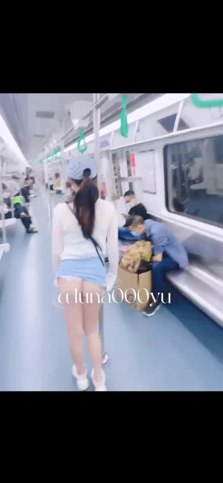 地铁🚇痴女🐶 https://t.co/Ylz2kQCrRU