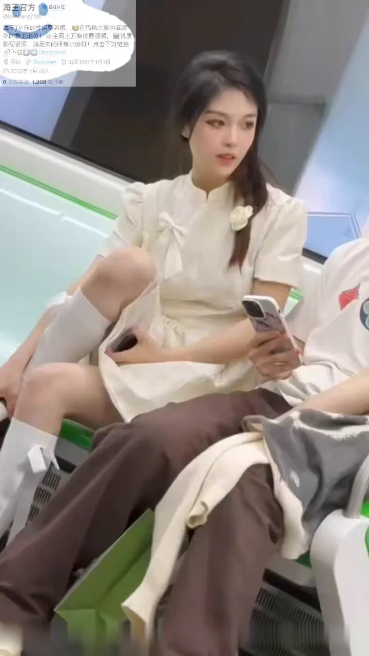 “高颜值情侣精选”商场偷拍情侣！少女白色蕾丝半透明内裤，吸引男友直接上手抠逼！俩人抱在一块都TM快干起来了！抠抠更性福！完整版内容14分钟太长了，这里放不下，我发在评论里了，各位朋友自取#情侣 #内裤偷拍 #裙底偷拍 #裙底风光 https://t.co/pE4VRua2of