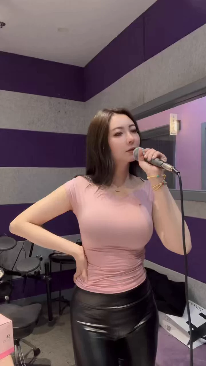 平时上声乐课的一点日常，我的专业是音乐历史，钢琴是必备技能，不具备演奏水平，唱歌是一直的爱好，但无奈没有很好的声音条件，不过一直坚信热爱抵万难，如不爱请离开，爱请深爱。 https://t.co/wO2I86s63O