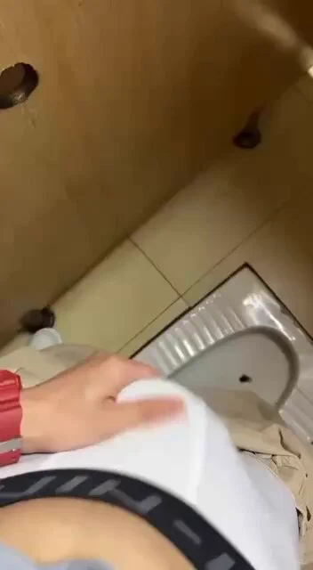 去大学城玩中途鸡吧好硬🐦，想着找个厕所撸一发💦，被男大跟着进厕所🚾，才发现里面有鸟洞🕳️❗️，穿着高弹刚撸硬男大就朝我伸舌头👅，玩到爽的不顾隔间和外面的人，在鸟洞里呻吟🕳️。 https://t.co/THdrpSUGLe
