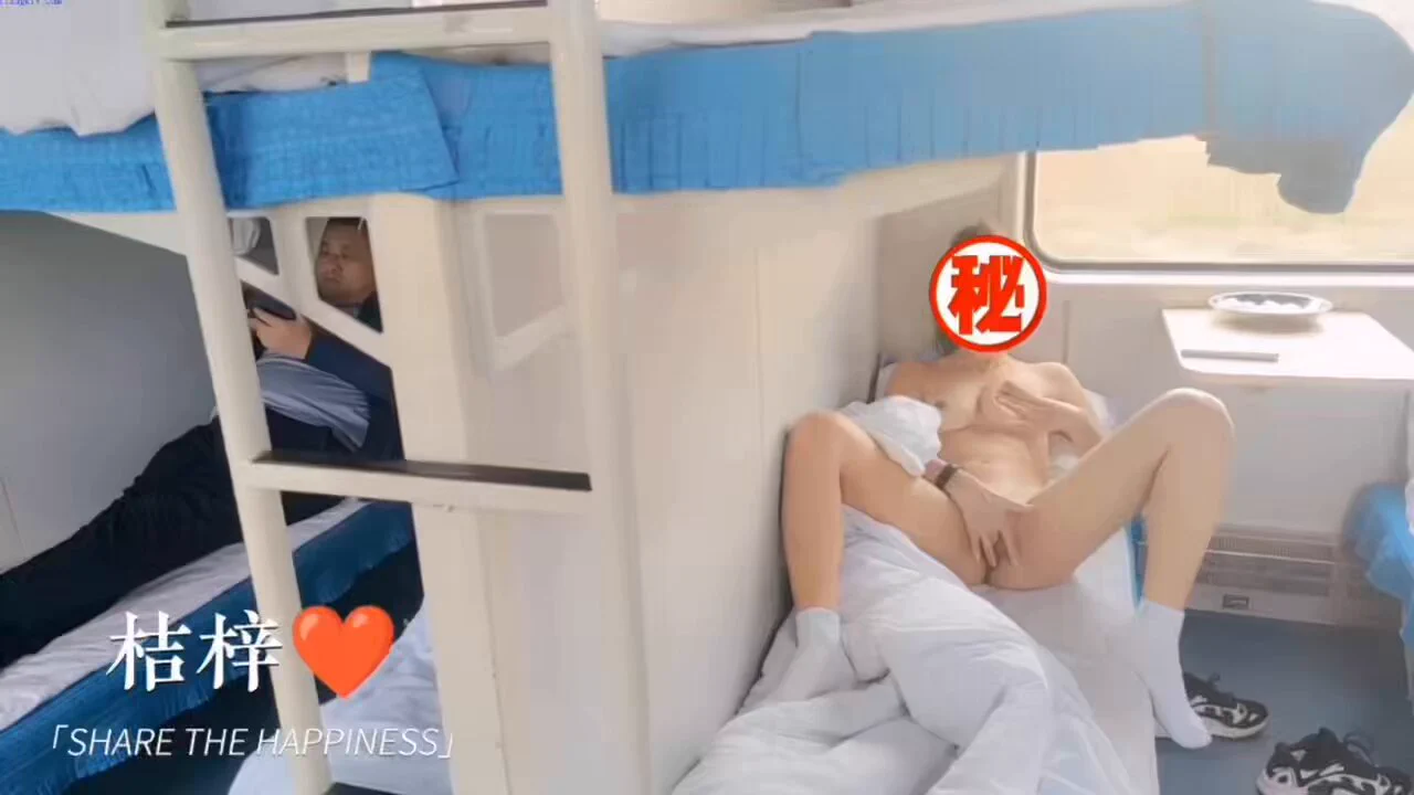 主人的任务，在火车上玩露出，真刺激啊～居然全裸出镜。骚穴都扣出水来了～旁边的大叔还啥都不知道完整版32分钟，这里放不下，我发在评论区了，各位兄弟自取哦 https://t.co/lXSLHY796V