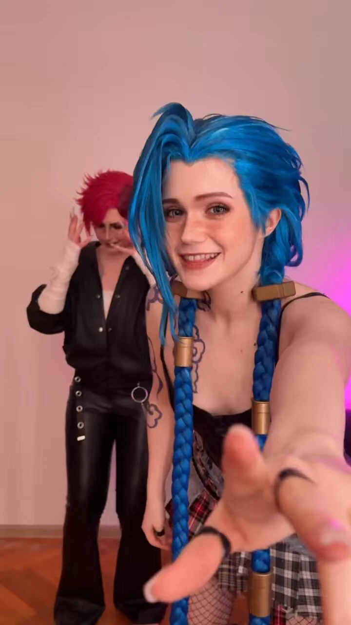 Jinx &amp; Vi! 💙❤️ Should I post more backstage videos of us dancing? 👀🎥 @torika_chaan https://t.co/NZVpgYw1bk