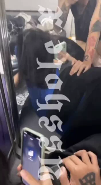 背着异地男友跟大鸡巴炮友约炮时男友打电话来查岗，被迫全程接电话被操，好几次差点被发现，咬着牙忍着喘息的声音太诱人了，忍不住的时候只好按下静音键大叫出来！过程太刺激了！完整更新主页置顶 https://t.co/KrSfMkgjgZ