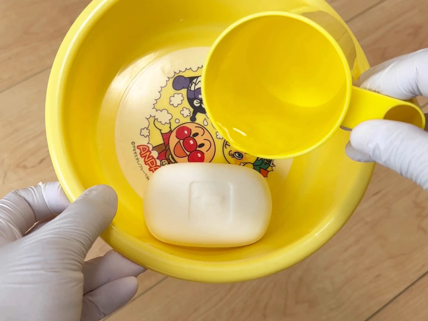 使いきれずに残っている石けんがあったら、拭き掃除に活用してみませんか？とてもコスパが良いうえ、ちゃんと泡立つまで溶かして使えば、汚れ落ちも十分です😌 https://t.co/nZORxHLkeq