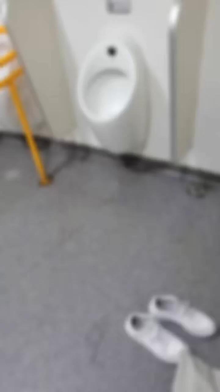 晚上公厕如果传出怪怪的声音千万不要好奇去看，不然就像我一样成为别人的素材！ https://t.co/U5fc1WwWKc