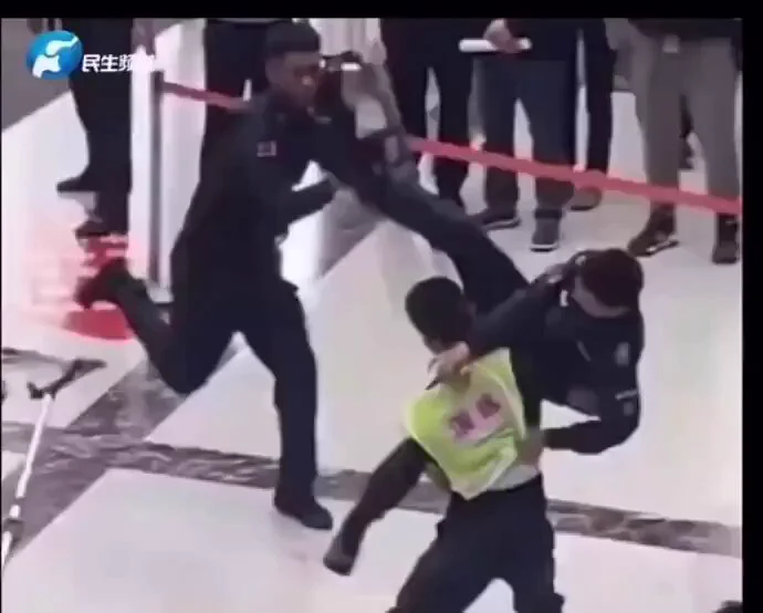 This police dude been waiting to do this all his life. 😂 https://t.co/EiDEAy8X4v