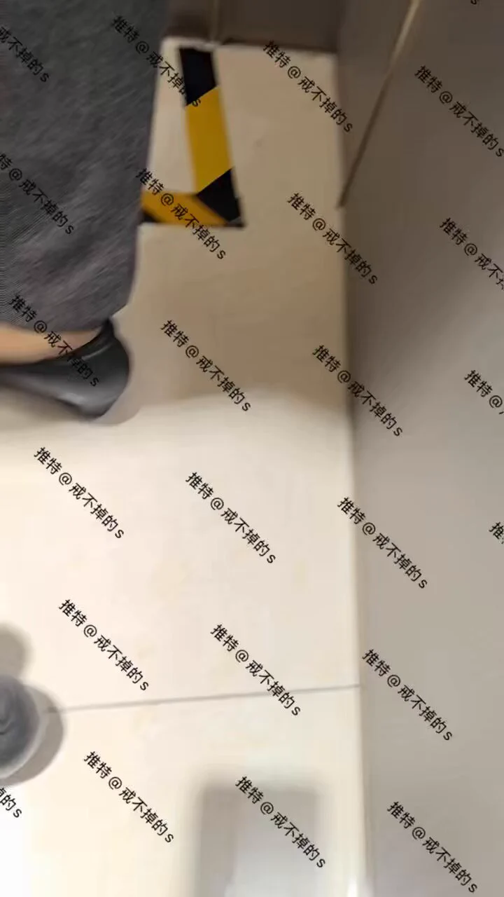 #柜姐丝袜 #戒不掉的s 发个摸拍丝袜脚小视频，顺便展示下柜姐工作鞋 https://t.co/XlA37MYbmi