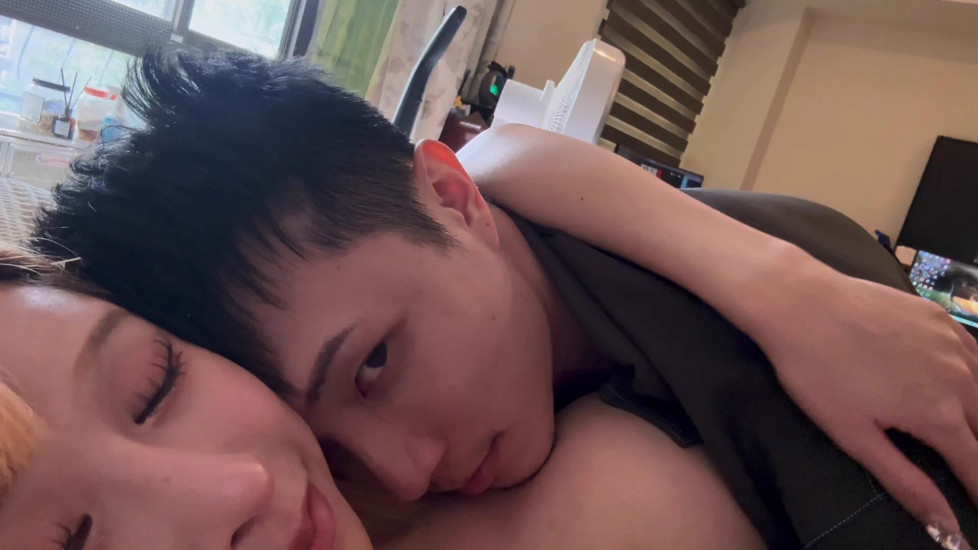 很心疼老公啊只有我知道他在這塊同志圈有多努力想要提供最好的影片給大家我看著他聯繫攝影師還有跟很多同志合作有時候得吃藥 那會有副作用回來跟我說頭痛 反胃 我都看在眼裡但是卻被一堆盜片仔還有看過盜片仔的跑來跟他假惺惺說喜歡他他根本懶得罵 那我幫他罵喜歡你妹啦幹你娘知道他為什麼轉型嗎煩透了你們這些只會看盜片的北七還跑來騷擾他^_^反正我有話直說 他之後就會慢慢放棄中文市場之後只在OF放正片 私訊單片解鎖