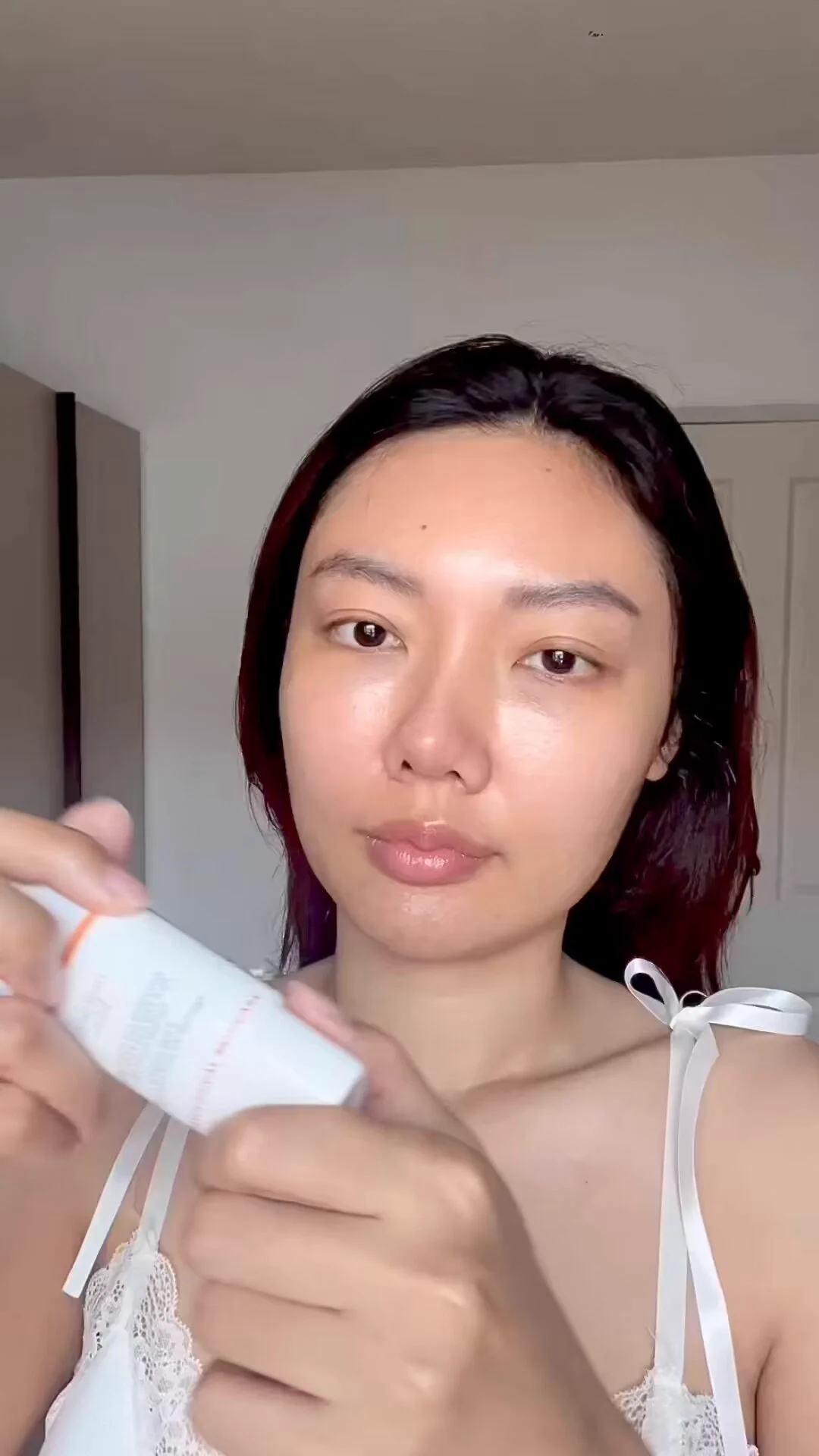 ผิวแพ้ง่าย ผิวบอบบางเซฟด่วนค่าาา Eucerin Sun Ultra 100 UV+ ตัวนี้ใช้ดีมากก เขาจัดเต็ม SPF สูงถึง 112 และ PA++++ ปกป้องครบทุกรังสี UVA UVB และแสงสีฟ้าเลย เหมาะกับผิวบอบบางผิวแพ้ง่ายแบบเรามาก ส่วนตัวเมื่อก่อนกว่าจะหาสกินแคร์ได้แต่ละตัว คือยากมากกก จะใช้บางตัวก็แพ้ ก็เห่อ แต่ตัวนี้สบายผิวมาก ปกป้องถึง ปกป้องครบ จริงๆตัวนี้ผิวหลังเลเซอร์ก็ใช้ได้นะ คืออ่อนโยนขนาดนั้น ไม่มีน้ำหอมด้วย ประสิทธิภาพกันแดดสูง มี Licochalcone A และ GA ปลอบประโลม ลดอักเสบ ฟื้นฟูผิวจากแสงแดดได้อีกตัวเนื้อไม่อุดตัน เนื้อเบาสบายเกลี่ยง่ายด้วย ไม่เหนียวผิว ไม่ก่อให้เกิดสิว กันน้ำกันเหงื่อ ชอบมากกกก 🧡 ใครกำลังหากันแดดที่ผิวแพ้ง่ายใช้ได้ แล้วยังหาไม่ได้ ไปลองตัวนี้เหอะะะ#กันแดด #ป้ายยาสกินแคร์ #หัตถการ #EucerinThailand #EucerinSunUltra100 #SunUltra100ที่สุดกันแดดสำหรับผิวทำเลเซอร์