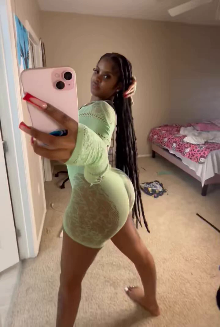 You eating it or pass ? 😈💕 https://t.co/z8ynH20dcU