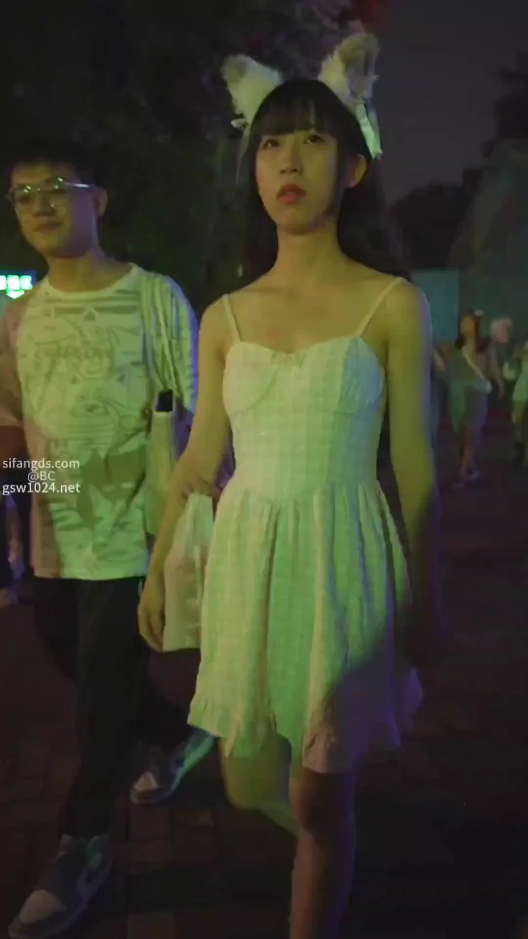 这个偷拍真牛逼，感觉就像做任务一样。白色油亮开档丝袜，加上闪亮的小跳蛋一直的震。这个小男友估计不知道吧，可能我们身边就有类似的人和事，只是不易被发现而已。 https://t.co/A1VUIcdqXR