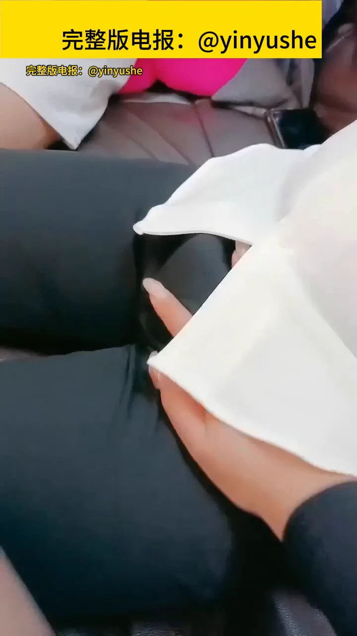 超骚岳母勾引女婿给女儿戴绿帽：女儿带男友回来见妈妈，没想到母亲看到女儿男友的大肉棒后情不自禁的又摸又舔，女儿在旁边一直让妈妈住手也阻止不了骚母骑在女婿的肉棒上浪叫娇喘，骚母还毫无廉耻的让女儿把大鸡巴女婿让给自己，让女婿做女儿的后爹…主播骚麦.淫语骚话https://t.co/aeD4blcljM https://t.co/EOtahhoeJt