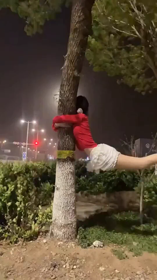 这就是传说的中瘦的风都能吹倒🤣 https://t.co/WcP88DqkZt