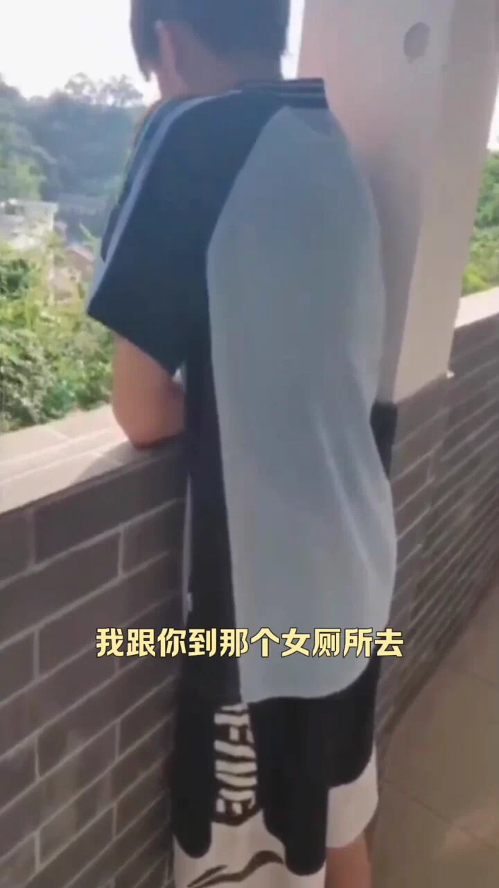 帮老公接弟弟回家，路上为寻刺激找了个卫生间就开始了，可惜弟弟没经验，硬是插了十几分钟都找不到洞，在嫂子的耐心帮助下，进去嫩穴没几下就内射了，嫂子肯定没满足，带上弟弟就直接奔向了酒店~后续看一楼回复哈~https://t.co/wOFdaeAAEI