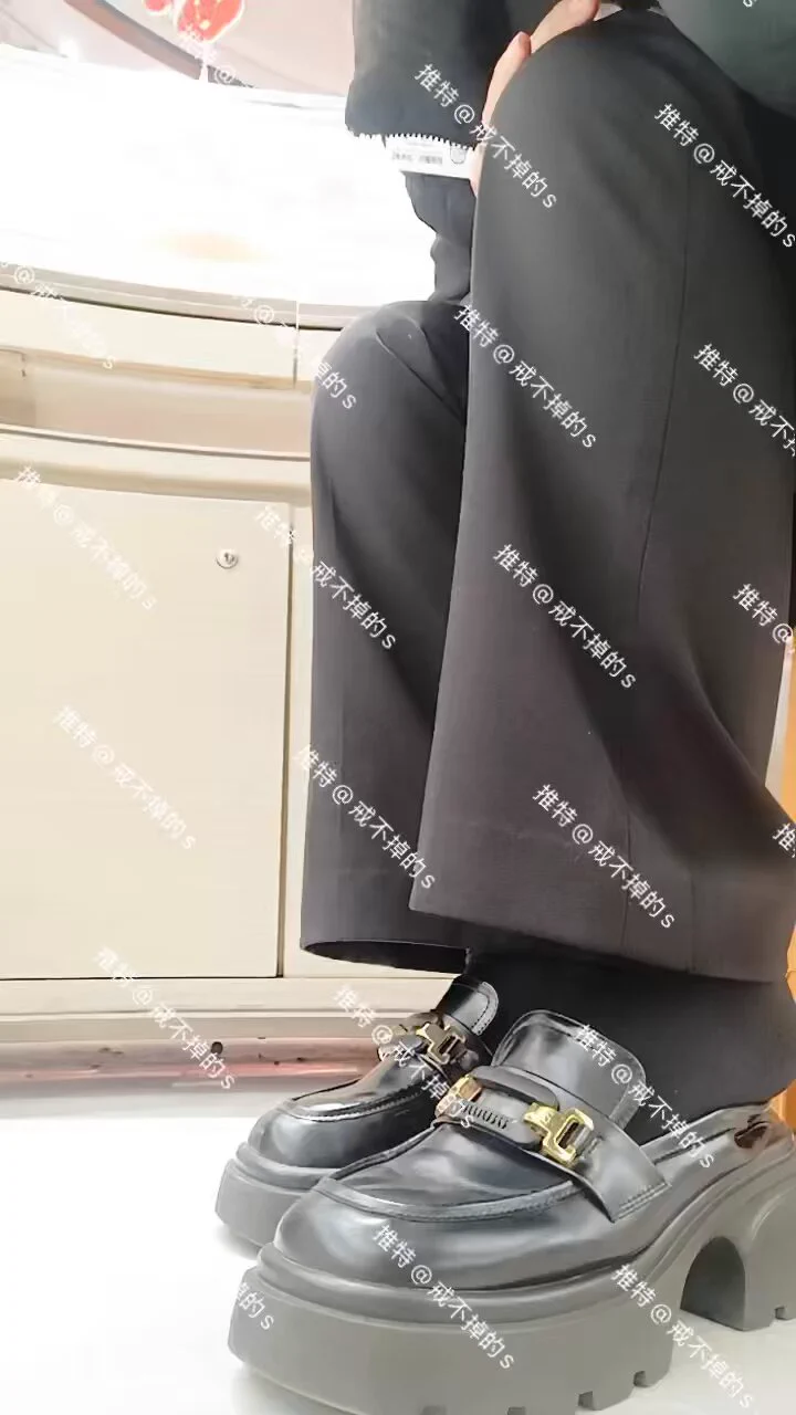 #专柜丝袜 #柜姐丝袜 #光腿神器 光腿神器有需要的联系，不多仅有几双，听话的柜姐每双里面都穿了短丝，光腿神器➕短丝袜一起出。还有内衣，需要哪个直接拿图来问，送完整上身照和露脸照 https://t.co/wCalBcRcN2