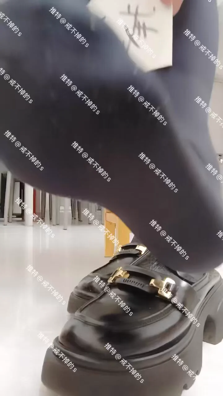 #专柜丝袜 #柜姐丝袜 #光腿神器 光腿神器有需要的联系，不多仅有几双，听话的柜姐每双里面都穿了短丝，光腿神器➕短丝袜一起出。还有内衣，需要哪个直接拿图来问，送完整上身照和露脸照 https://t.co/wCalBcRcN2