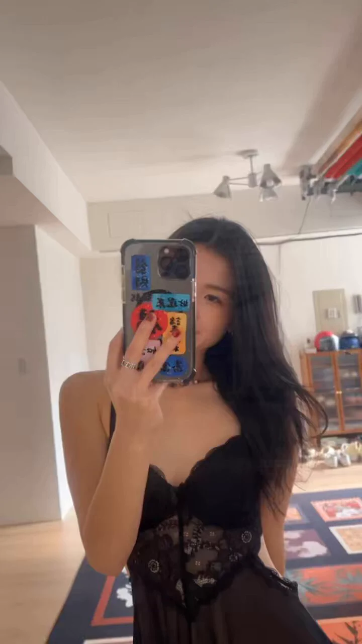 你說想看我穿白色但我還是很任性穿黑色了🖤 https://t.co/WKTi5a3bV6