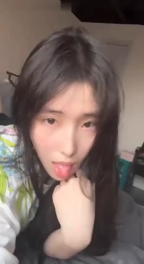 現實很正又保守的女生，沒想到私底下可以那麼淫蕩騷#更多她的資訊點擊： https://t.co/2xJ4qmhXLA https://t.co/b8PDG31IQn