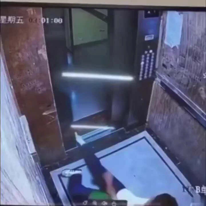 Doorman saved women’s Life 😨 https://t.co/7wUcP3UmmD