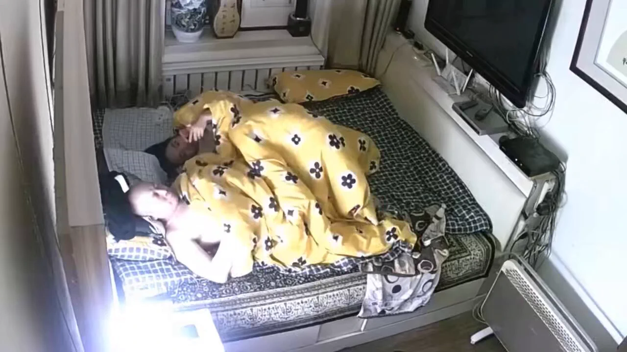 光头鬼父、半夜偷摸溜进、回家探亲的女儿房间！脱光衣服钻进被子！自己老伴还在隔壁房间！做爱不敢叫太大声、偷偷摸摸！内射女儿！完整版视频下载链接、搜索关键词在评论区 https://t.co/P6UvJmUEeL