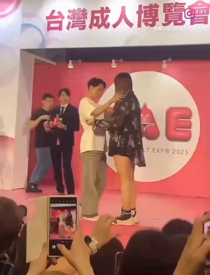 台湾奇奇怪怪的成人博览会，哈哈哈，你让别人快乐的同时，另一个人会让你快乐！ https://t.co/HFT5N5sQ9X