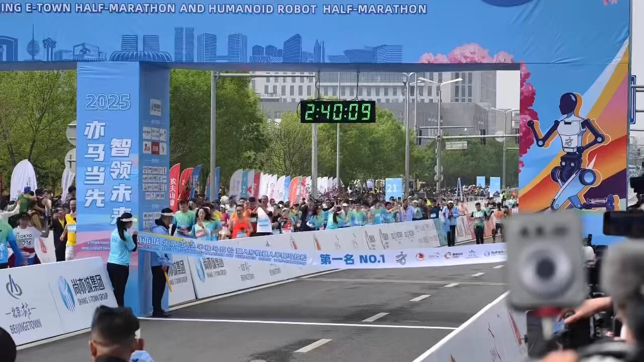 人形机器人参加半马的冲刺瞬间The humanoid robot sprints to the finish line of a half marathon#humanoidrobot https://t.co/UqXqCKLI7L