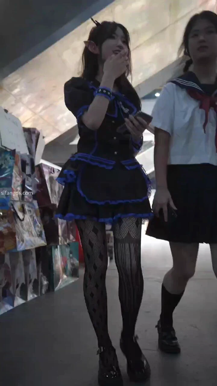 穿着蓝色偶像服精灵耳美女逛街，黑丝花纹网袜搭配白色内裤，上扶梯的时候被抄底，等小姐姐坐下休息的时候在旁边近距离抄底。完整版👉 https://t.co/izcHmLkdZ5 https://t.co/9EiOAZbiDo