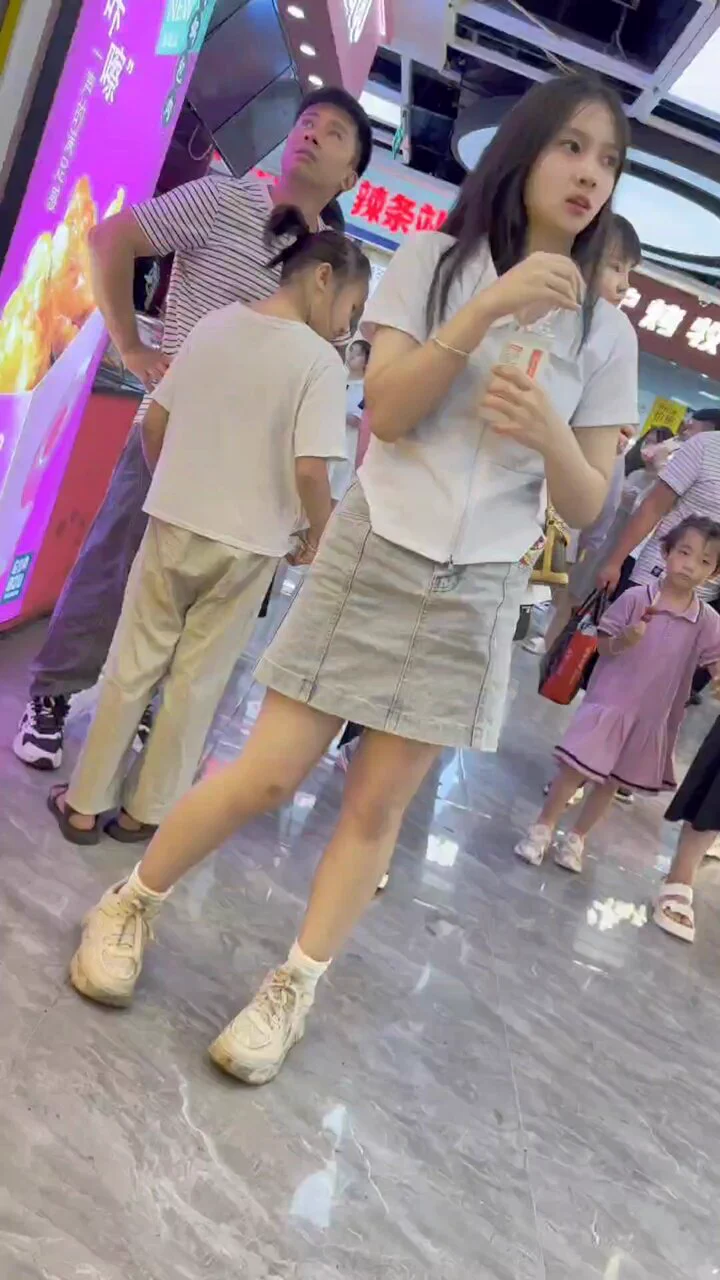 商场抄底偷拍 可爱清纯短裙学生妹买小吃。淡绿色宅内前后抄底完整版👉 https://t.co/izcHmLjG9x https://t.co/Kr4yLsw88E