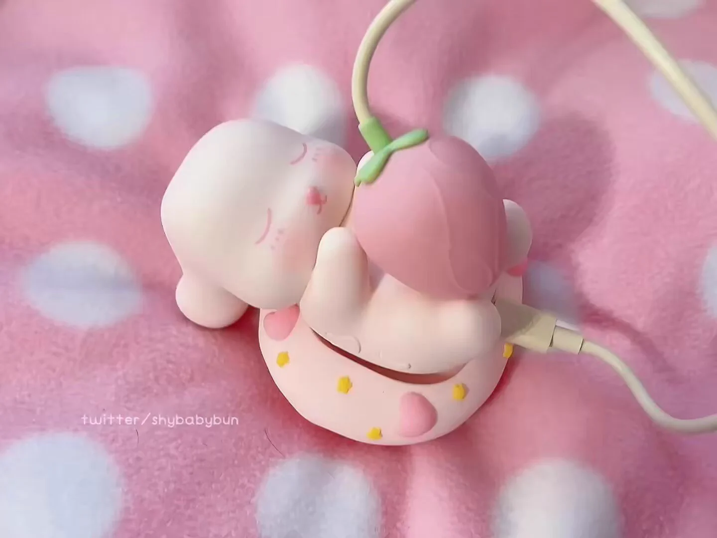 🎀 showing off my girl gadgets 🍓 https://t.co/ms435BfHEj