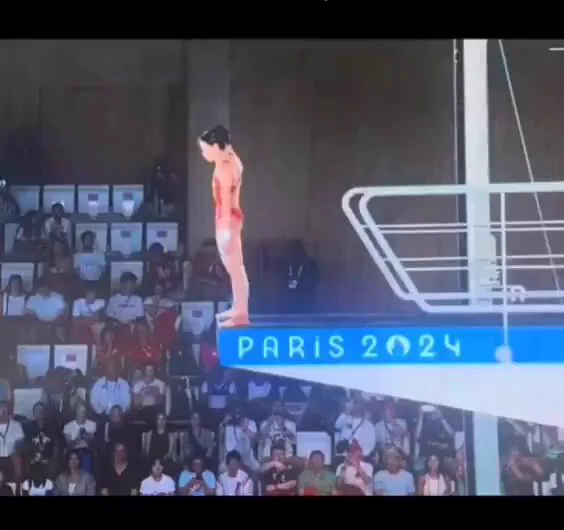 横から見たら演技者1人に見える😳凄すぎ https://t.co/kJVjsEBMSs