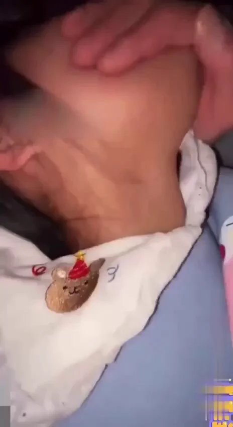 小声一点 别叫😂😂以为家里没人，哥哥和后妈女儿爱爱，都开始了被老妈抓了个现场。 😭😭高清完整版已上传 观看链接在评论区 https://t.co/Yczjnzg92e