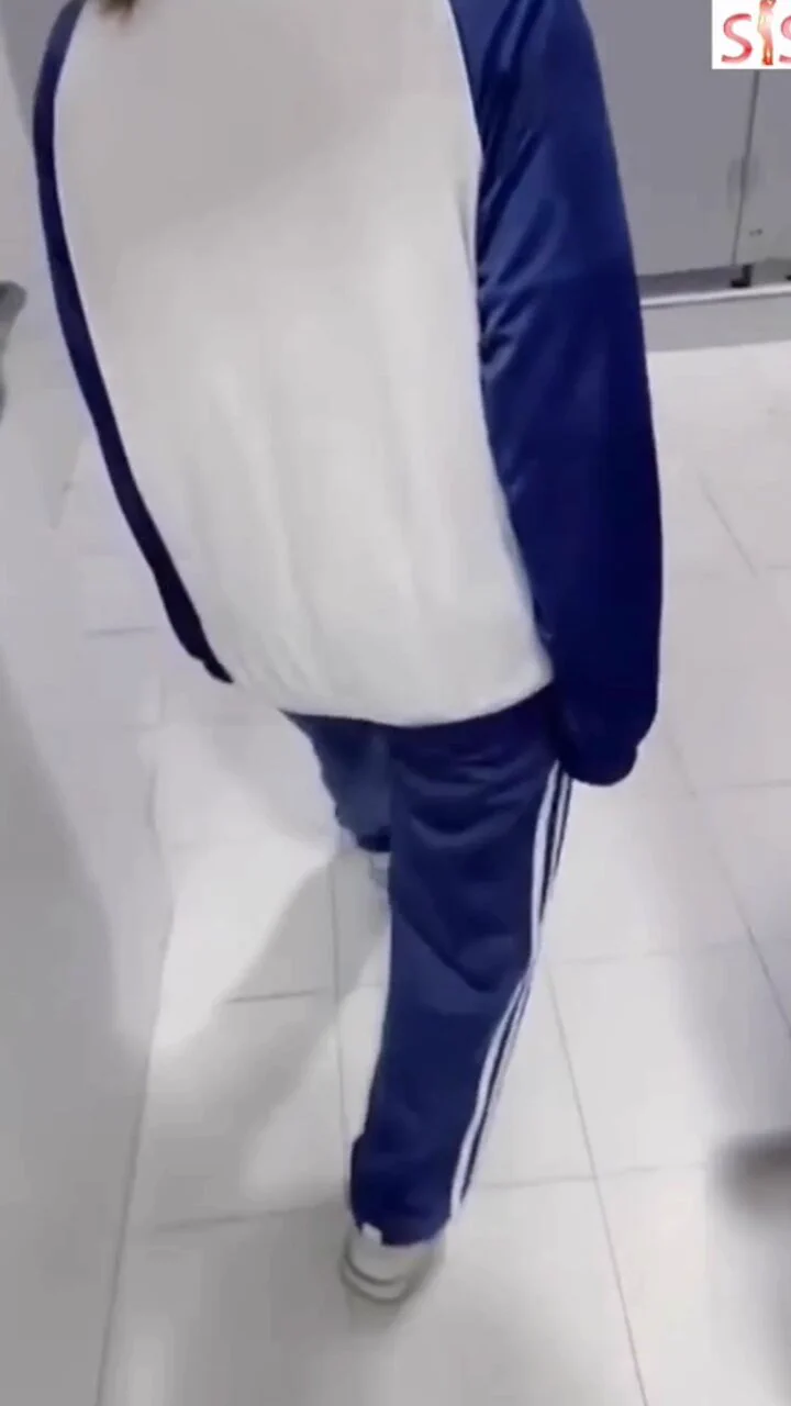 哥哥接妹妹放学回家，路上着急上厕所，自己一个人却不敢，无奈只好让哥哥在后面跟着，谁知道哥哥直接跟着妹妹进到里面，妹妹也没多想，哥哥却直接把手伸了进了衣服里，还说从来没觉得妹妹的胸可以这么大，揉了几下根本停不下来，迫不及待的都想插进嫩穴里~后续看一楼回复哈~https://t.co/8BeO9OCTmg