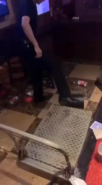强力推荐很火的ktv醉酒事件，女孩被灌醉 屁眼被操到外翻 被同学轮流操完仍ktv不管了被发现时屁眼一直在流精液 完整版32分钟(完整版见评论区或视频中链接下载) https://t.co/kjek210bCm