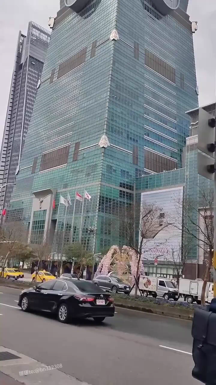 外國人：「這是大安區嗎？So pretty！」我：「欸～這裡是信義啦，不過大安就在隔壁走幾步就到～」他點點頭說：「喔～信一區！好漂亮～我喜翻～」我猜他是被101跟陽光還有一點蹩腳的國語誤導了（？） https://t.co/bNgzTA6QeF