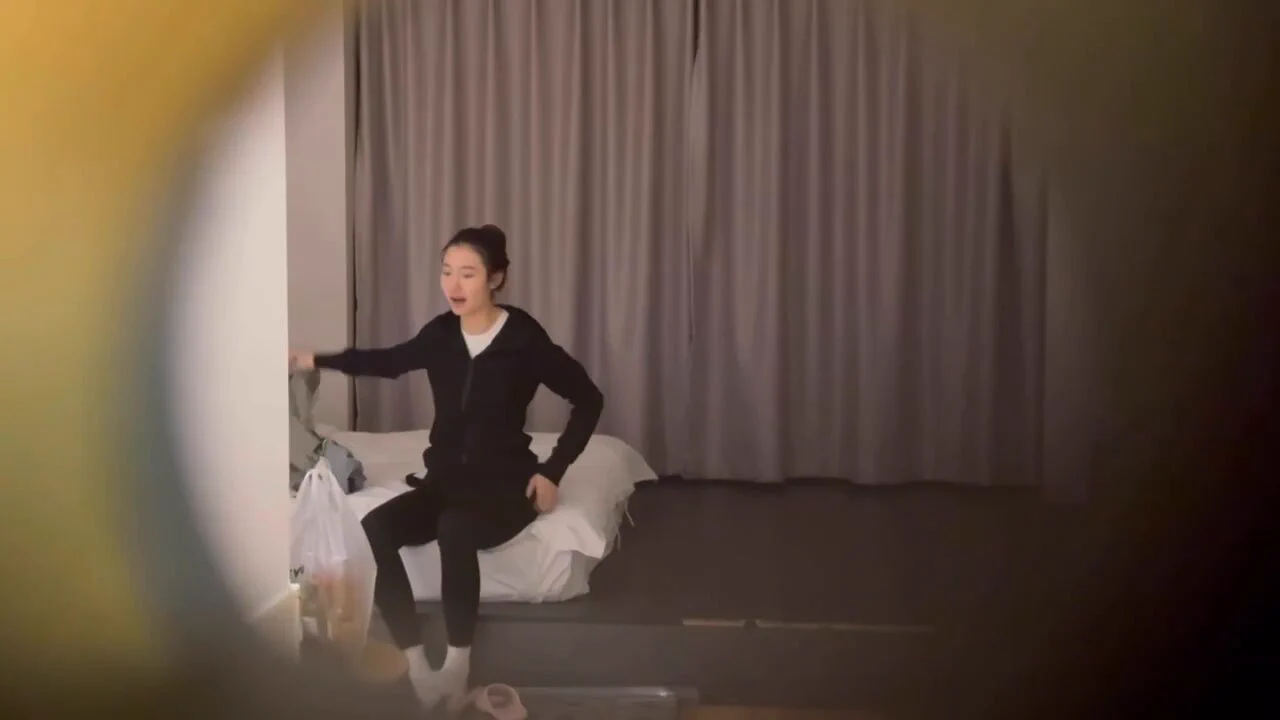 透过民宿猫眼 周末极品高颜值 长腿 女神级别的女大学生 和男友出来开房，换个衣服都能感觉到无比的清纯，在床上被干的时候，咿呀咿呀的浪叫 更是非常反差！更多完整在主页 评论区电报 https://t.co/WRQVP9XPnK