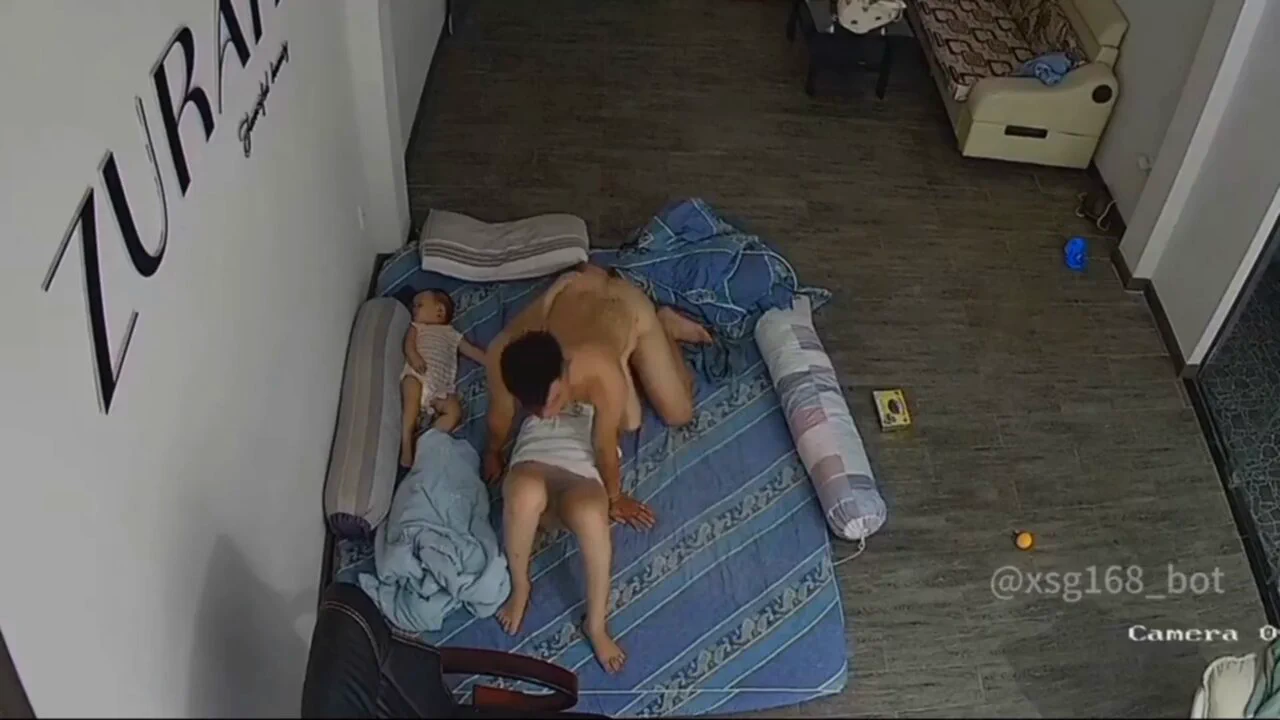 黑客破解家庭网络摄像头偷拍，小两口的日常性生活，媳妇这逼毛可不简单啊，性欲旺盛操逼的时候旁边还带有一个小观众，小两口一边操逼还得时不时偷看一下小观众有没有醒，老公也是个猛汉，鸡巴粗又长，每次能操到媳妇流连忘返，躺在床上回味无穷，这一家子的性生活十分和谐完整版24分钟,在首页置顶TG群 https://t.co/SeB4IZ4IOk