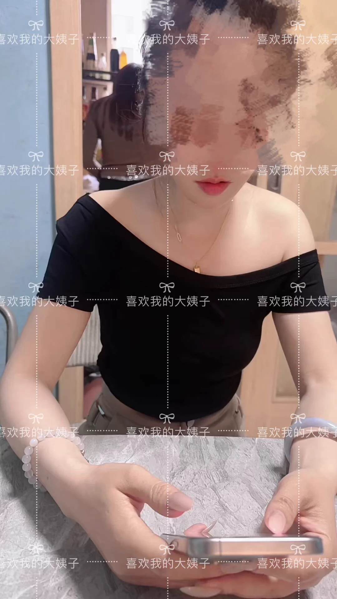 嘿嘿，记录下来了想找刺激，孩子在看电视，老婆在厨房忙活呢，我踢了一下大姐的脚丫，大姐看我，我用嘴巴先生说出肩带拉下捏乳头，大姐白了我一眼不过还是配合度拉满，在我用手往下扒拉的时候大姐也往下扒拉，这种在老婆眼皮底下玩弄大姐真刺激 https://t.co/eVKptEFeAH
