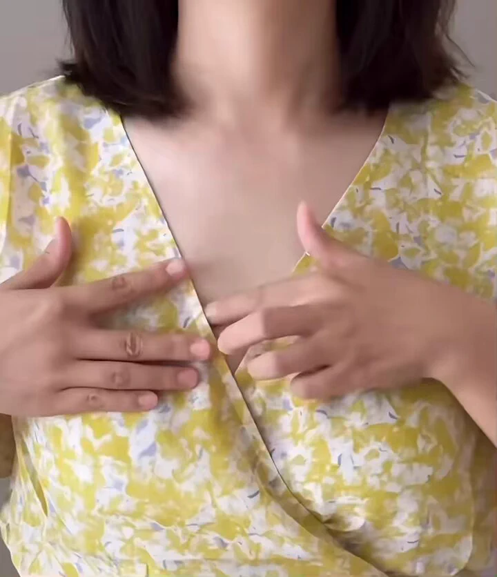思ったよりブラウスの胸元が深い時こうやってピンで留めるとチラ見え防げる👚 https://t.co/FSOuM9MCQ6