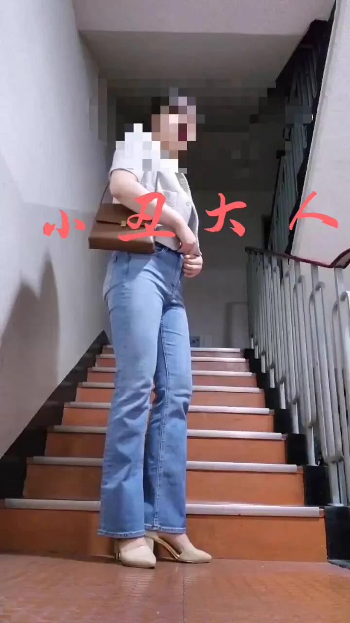 💗「网调任务」 骚货少妇楼道第三弹下班很晚的骚母狗被调教，直接在楼梯口翘着屁股。她说，她想要被外卖小哥看到并且狠狠地操🍭🍭转发评论有机会参与玩弄母狗公调想要被羞辱挑战自己的骚母狗，过来私信我。PS，评论呼声高的话，再次让她继续玩。关注我了解更多反差母狗的日常✨想要尝试被使用，玩弄，下贱的反差母狗联系我@tbzt2024 @wqganenshi_ @007share#贱畜 #发骚 #母狗养成 #sm #淫娃 #烂逼 #侮辱 #淫荡 #露出 #潮吹 #骚穴 #精液容器 #辱骂 #后入 #高潮 #喷水 #口交 #自慰 #网调 #跳蛋 #性瘾 #母狗 #粗口羞辱 #主奴调教 #聊骚 #肉便器 #调教 #阴蒂责 #高潮控制 #小丑大人#憋尿 #失禁 #尿裤子 #强制高潮 #尿奴 #女m #母狗 #憋尿控制