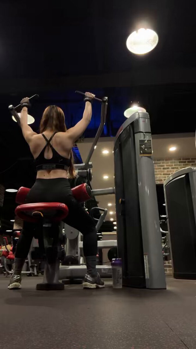 燈光好像可以不用調太暗了🤣 https://t.co/htEjUm1HET