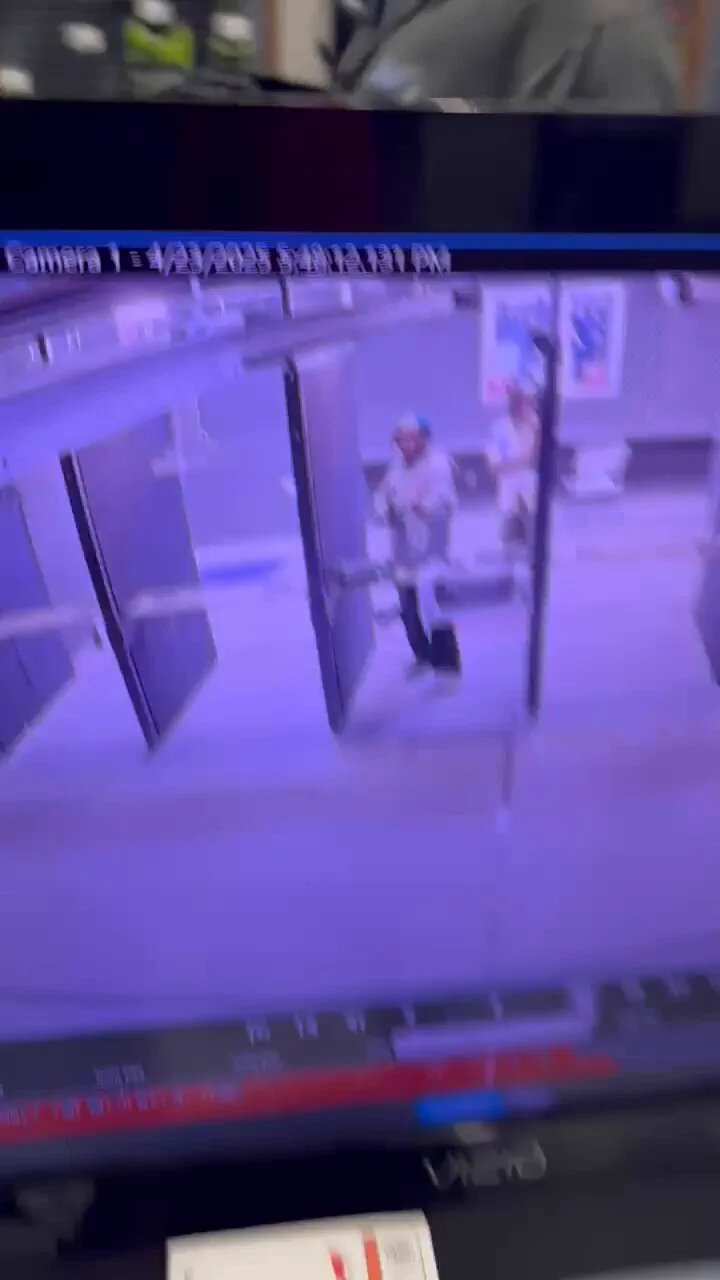 They gonna hang his photo at the entrance like a wanted poster https://t.co/RwTBLwZFYW