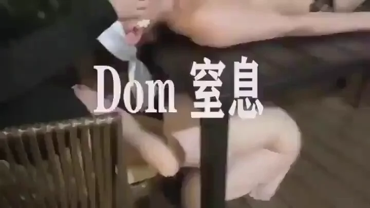 女老板雨闺蜜双女调教（三） 与闺蜜双女共调成为主人的木偶型Sub 一只母狗跪姿给主人侍奉 另一只母狗sub桌上木偶展示自己的骚贱 （完整版调教视频 放在下方评论区点击获取） 推特这压缩画质过分了，高清版本上传到电报了 https://t.co/fEXnnBXamQ