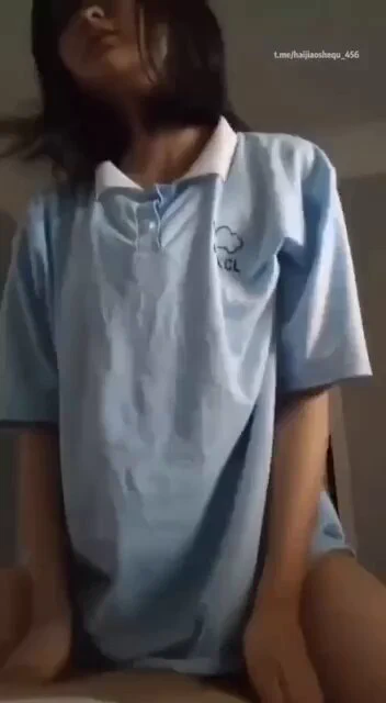 真实兄妹乱伦，高中生兄妹两趁爸妈不在在家疯狂啪啪，妹妹坐在哥哥身上尽情摇摆～(完整版见评论区或视频中链接下载) https://t.co/rDDDps52R6