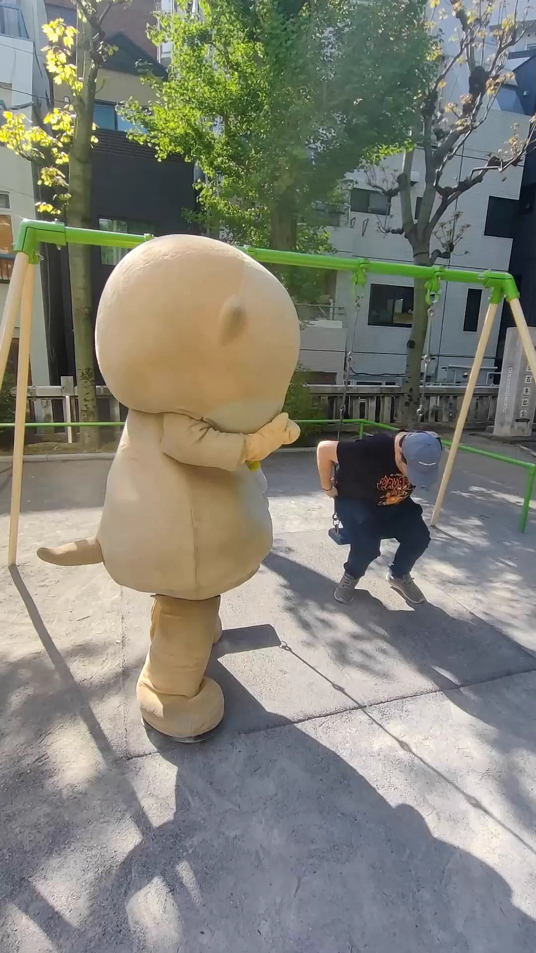 Chiitan showed my friend how to ride a swing☆お友達にブランコの乗り方を教えてあげますっ☆ちぃたん☆ですっ☆ https://t.co/8qxwSikMxP