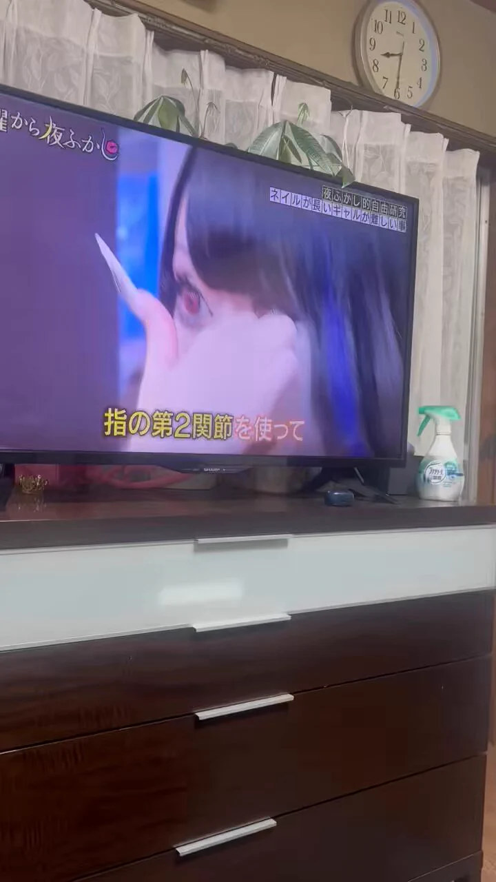 夜更かしにあんりごん出ててビビる。穴が空いてる硬貨は穴に爪入れてとるらしい。動画はコンタクトの入れ外し https://t.co/CAebrEicFe