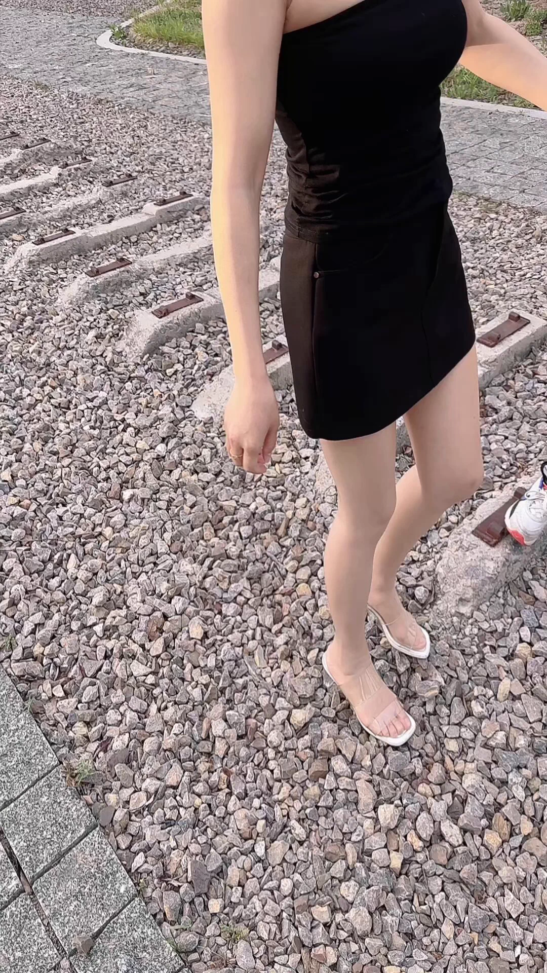 下午好兄弟们，下班回家了，来找老婆了老婆在公园里和教练给孩子沟通学习轮滑的事情呢，老婆问我要不要给孩子报名学学，就当玩了，我说可以呀正好随手拍拍老婆，没见大姐，应该还没到家吧，老婆这身打扮，妥妥的娇妻少妇即视感，明天休息不上班，和朋友约好了，你们懂得😁 https://t.co/fcsUXRvTZe