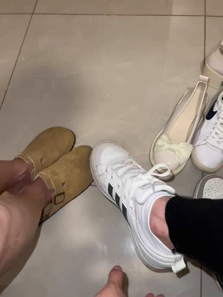 闺蜜给我脱鞋，还闻了一下我的鞋子，她说我的鞋子味道真的很香，你们也要闻闻吗？每次体育课都穿这个板鞋上课，能不香吗，哈哈哈 #女高中生 #原味 #运动鞋 #板鞋 #阿迪达斯 https://t.co/XUkfOkMqs7
