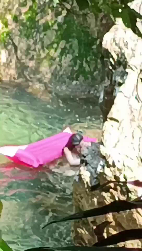中共干部与女秘书戏水被偷拍！ https://t.co/1RLrDZtqh2