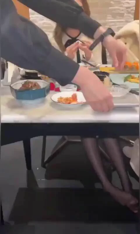 可以在你吃饭的时候用脚玩你的脏jj嘛？😊 https://t.co/QLiBVJHPm7